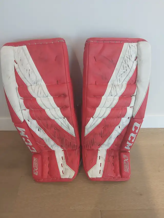 CCM Extreme Flex 4 Goalie Pads 31+1, Blocker and Glove in Hockey in Calgary - Image 8