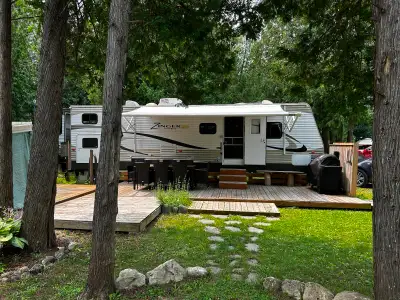 This 32’ CrossRoads Zinger travel trailer is perfectly set up for your family vacation, featuring a...