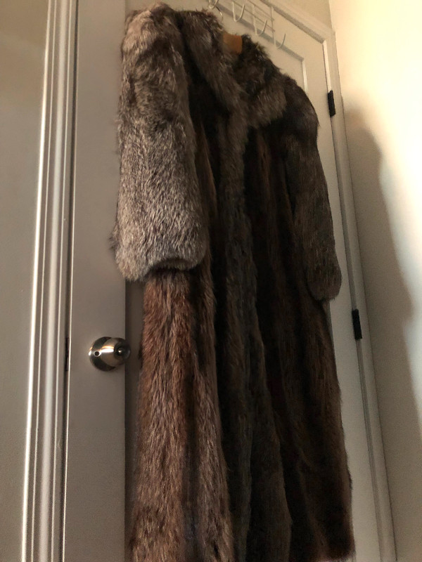 Fur Coat, Ladies Dress Winter Coat  for Sale Penticton in Women's - Tops & Outerwear in Penticton - Image 2