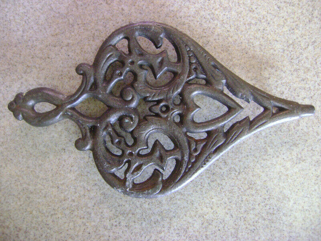 Attractive pair of CAST IRON TRIVETS for hot items in Home Décor & Accents in Markham / York Region - Image 2