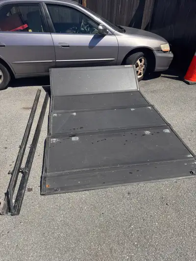 Hard top fold tonneau cover Bakflip 8 foot bed came off f150 300$ OBO