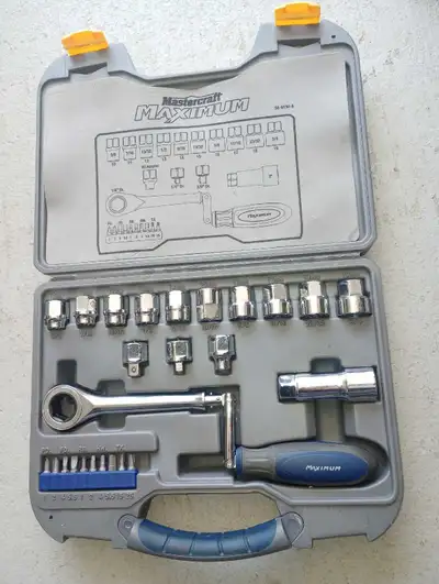 This MasterCraft Maximum 15-piece ratchet socket set . Like new .