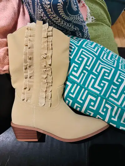 New Women’s Cowboy Boots size 6, View more