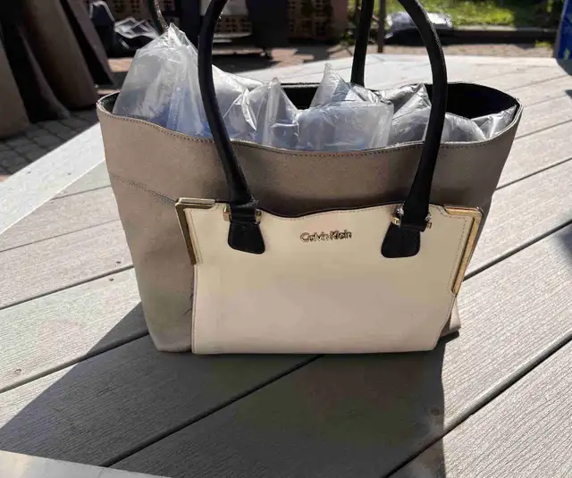 women purse Calvin Klein  in Women's - Bags & Wallets in Ottawa - Image 2