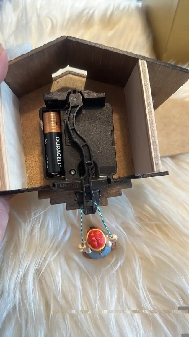 German Chalet swinging girl pendulum clock in Other in Oshawa / Durham Region - Image 7