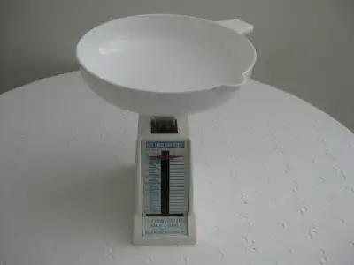 From the mid-late 1970s, this scale needs no batteries and can weigh up to 450 grams by 10 gram incr...