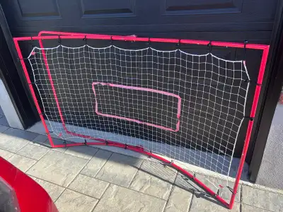 This pre-owned multi-sport rebounder pitchback net is perfect for improving your throwing, catching,...