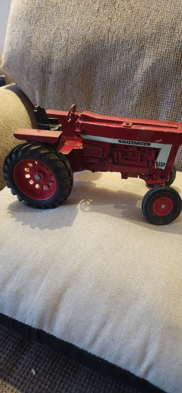 Vintage first edition Ertl Farmall tractor 966 in Arts & Collectibles in Calgary - Image 2
