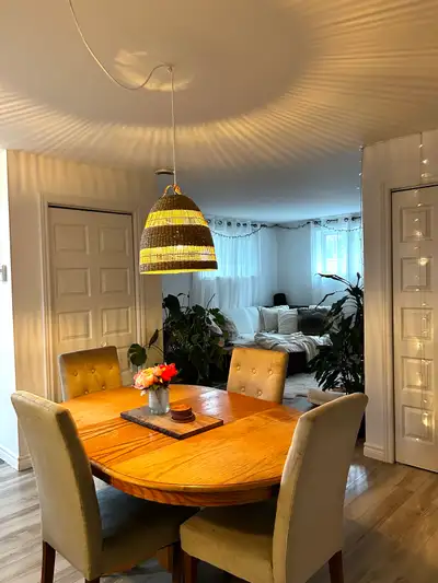 Bel appartement fraîchement peinturé dans un secteur tranquille! Situé dans une rue paisible en cul-...