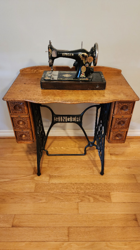 Singer Antique Vintage Sewing Machine and table working in Arts & Collectibles in Oakville / Halton Region - Image 3