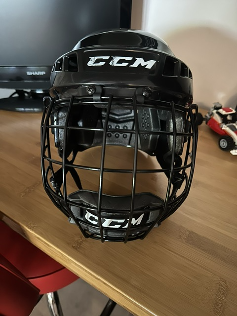 Hockey Helmet and Mask - CCM - Small Youth in Hockey in St. Catharines - Image 3