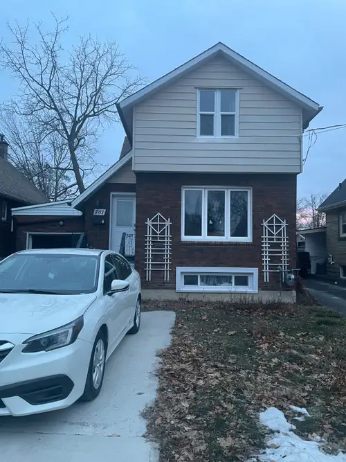 Beautiful all-inclusive 6-bedroom home available May 1, 2026. Includes utilities, laundry, parking,...