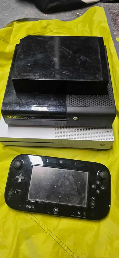 Lot de Consoles de Jeux / Video Game Console Lot (Xbox, Wii), View more