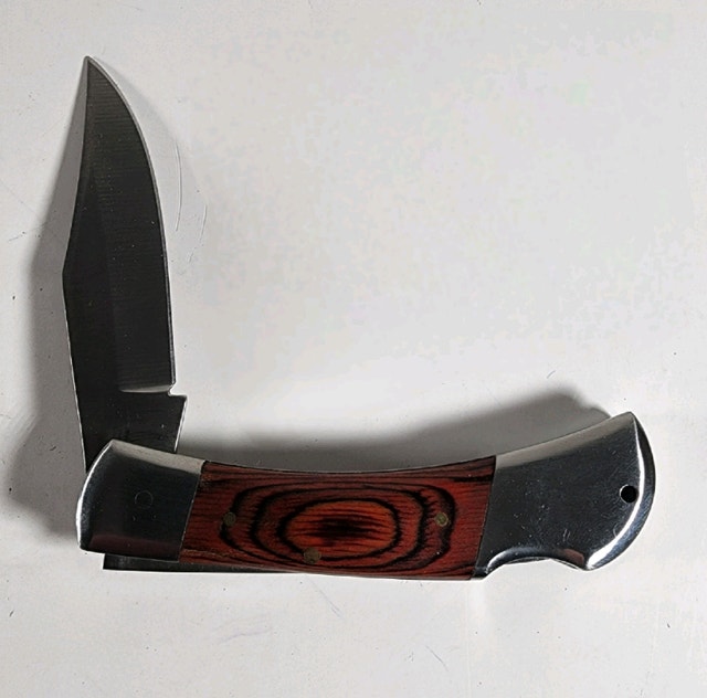 Pocket knife with Sidekick Multitool with SpringAction Pliers Hand