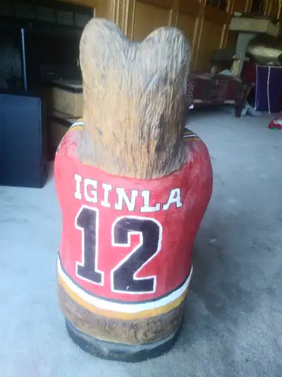 i hava a 26 in ch high by 13 inch wide Collectable Calgary Flames wood carved bear. Has #12 for Igin...