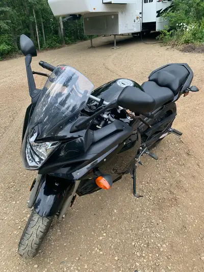 2009 Yamaha FZ6R, perfect bike for both commuting and weekend rides. Very reliable smooth-running 4...
