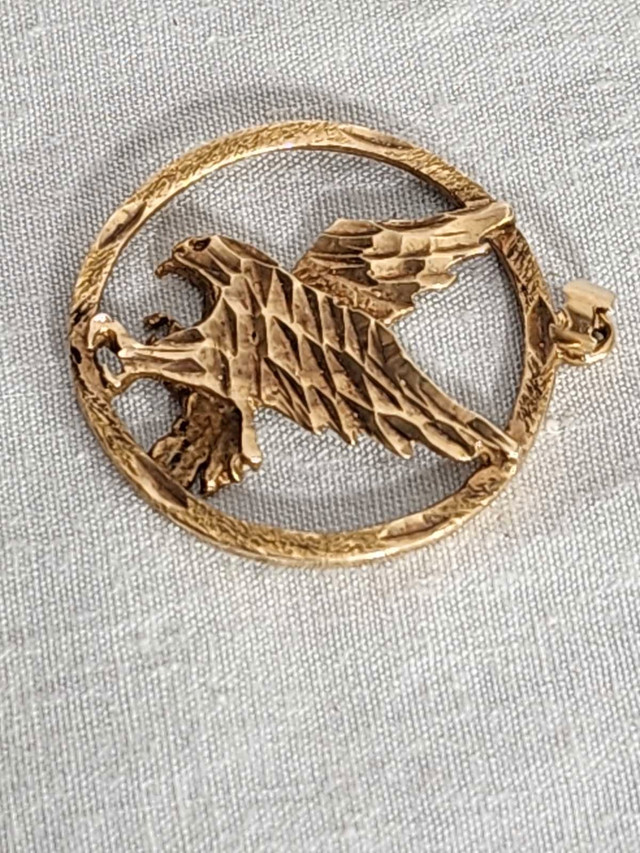 12K Gold Hawk or Eagle Pendant 3.47g 1" Diameter in Jewellery & Watches in City of Toronto - Image 2