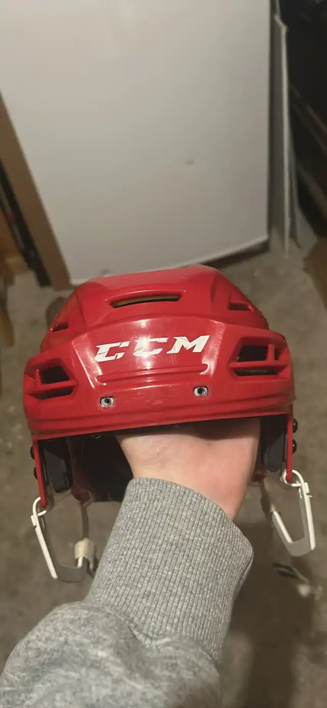hockey helmet  in Hockey in Oshawa / Durham Region - Image 3