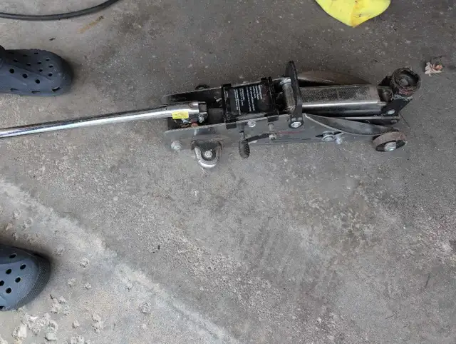 MotoMaster Floor Jack427063859028971523