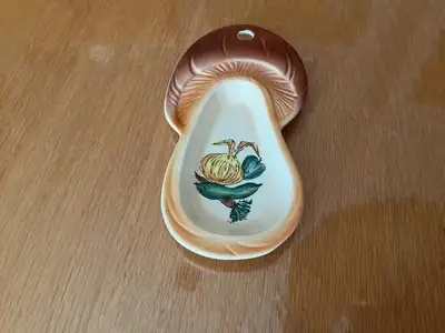 REPOSE-CUILLÈRE DÉCORATIVE EN PORCELAINE ET 12 REPOSE-COUTEAUX, View more