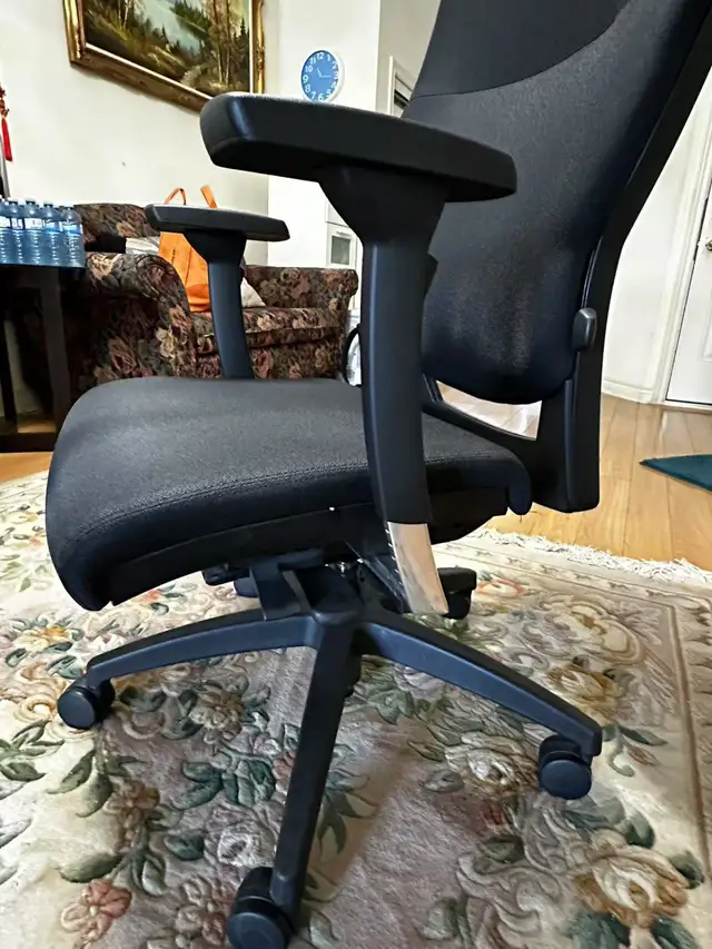 Office Chairs(4), Vanity table(1), auto cleaner(1), dog bed(1)63683038378243122