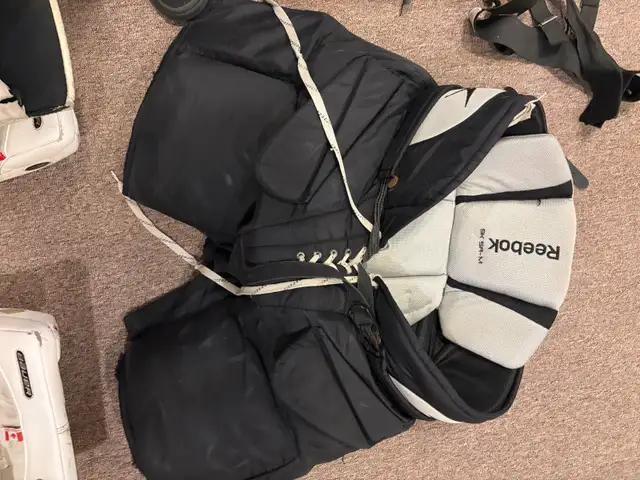 Bauer Goalie Equipment in Hockey in Markham / York Region - Image 8