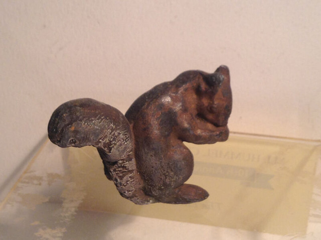 Vintage Small Bronze Figurine Squirrel. in Arts & Collectibles in Vancouver - Image 3
