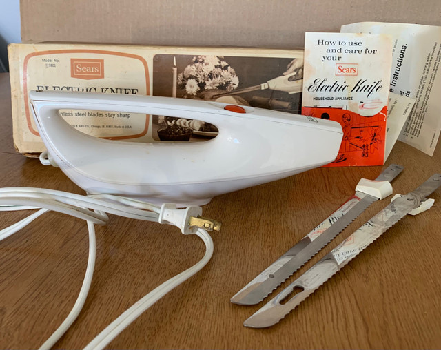 Vintage Sears electric Knife  in Kitchen & Dining Wares in Winnipeg