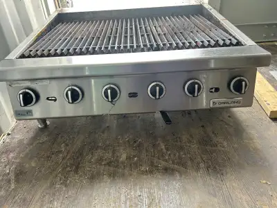 This Garland commercial charbroiler is a high-performance, heavy-duty cooking solution, featuring 6...