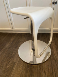 Adjustable counter/bar stool