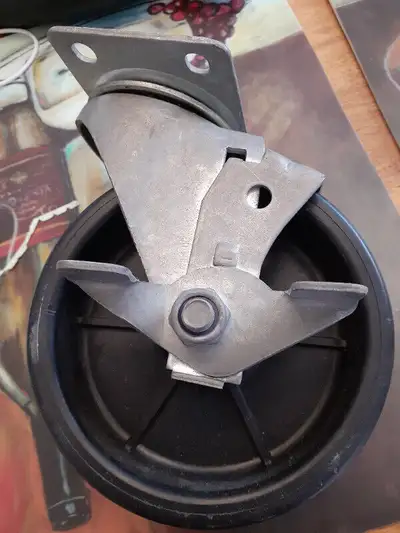 4 roues de chariots dont 2 avec frein pour échafaudage ou autre usage en plastique dur (robuste). 5"...