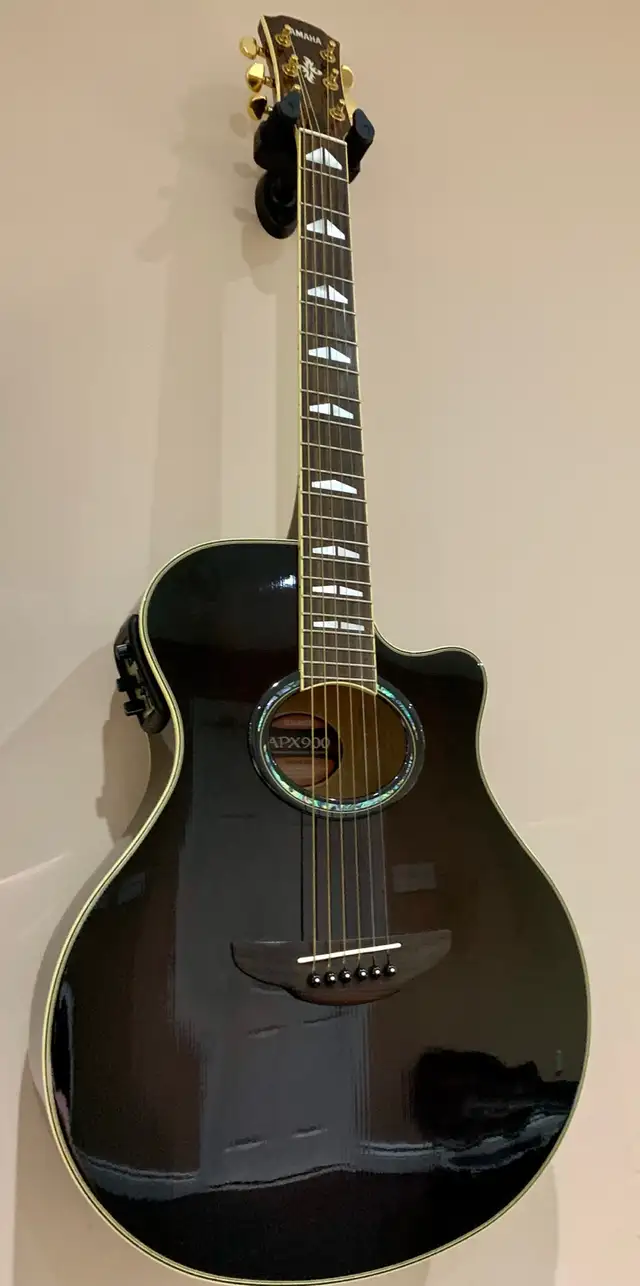 Yamaha apx900 MBL acoustic / electric guitar with hard case in Guitars in Markham / York Region - Image 5