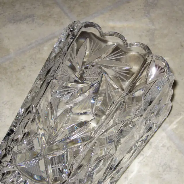 Crystal vase in Home Décor & Accents in Edmundston - Image 4