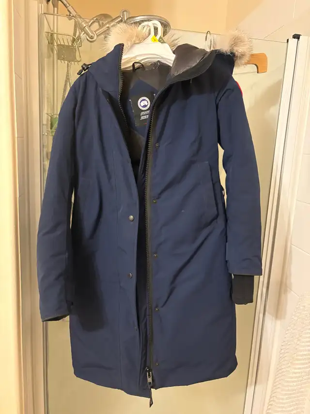 Canada goose Sherbrooke in Women's - Tops & Outerwear in Calgary - Image 2