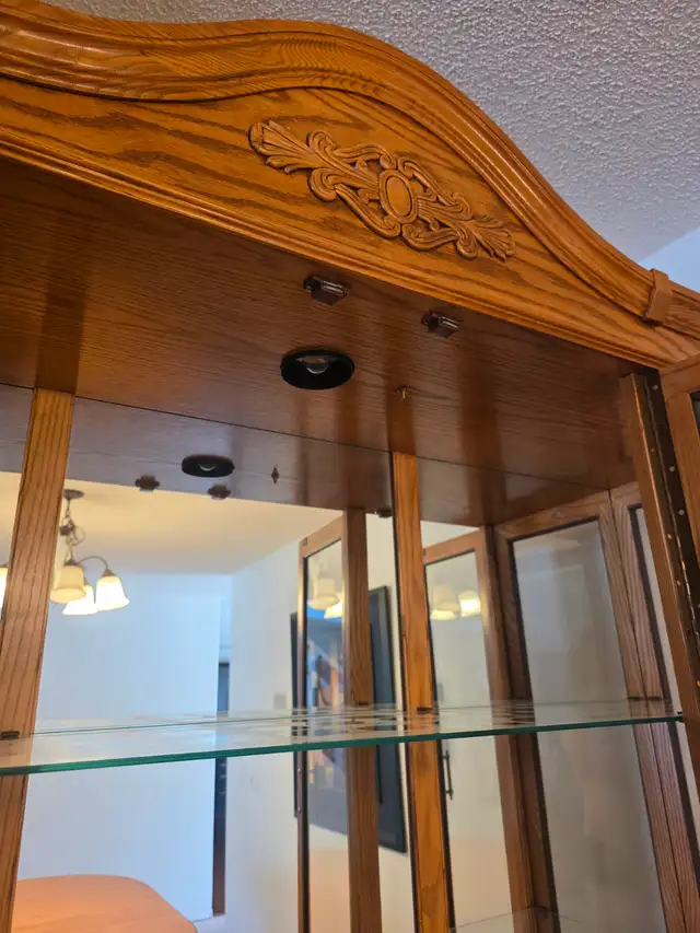 Oak Buffet and Hutch in Hutches & Display Cabinets in Calgary - Image 5