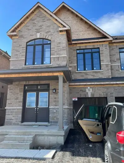 Semi detached 4 bedroom house Near to bus, school, and Whitby go station