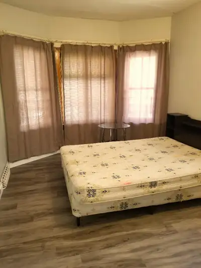 (DOWNTOWN) Private King-ROOM of a 2-Bedroom Suite, Furnished!