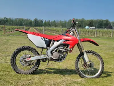 Selling my 2006 Honda crf250r Runs and drives perfect. In the last 2 years it's had new oring chain...