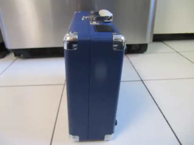 Classic Crosley Blue Stereo Suitcase Turntable Ex Condition!! in Arts & Collectibles in Mississauga / Peel Region - Image 10