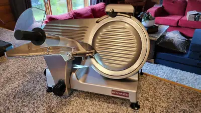 Like new condition, I have sliced around 4 briskets on it and nothing more. It has a built in sharpe...