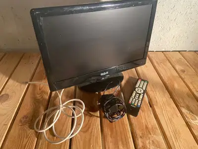 RCA 19" TV/DVD COMBO...WAS USED IN OFFICE AND ONLY TURNED ON A DOZEN TIMES...GREAT FOR KITCHEN/BATHR...