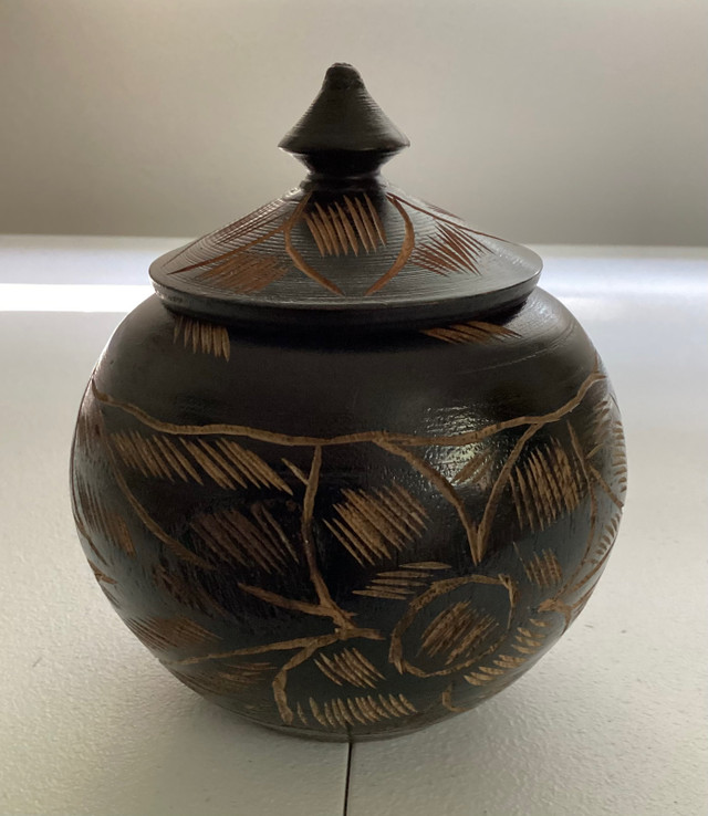 Wooden Hand Etched Bowl and Lid in Floral Design dans Décoration intérieure et accessoires  à Ouest de l’Île - Image 3