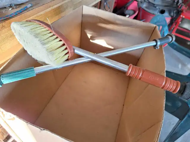 Wand & Soft Scrub Brush in Outdoor Tools & Storage in Calgary - Image 3