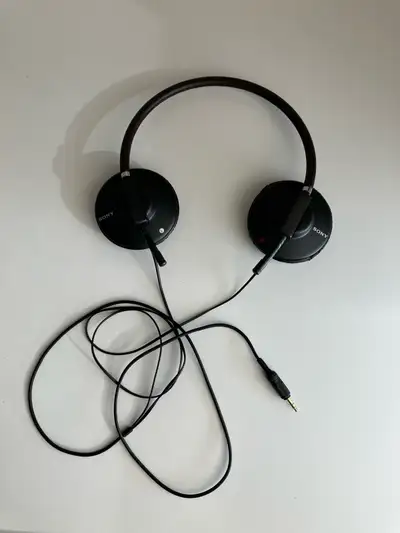 Listen to your favorite tunes in style with these Sony headphones. These are a used pair of Sony hea...