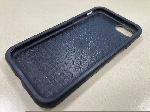 Otterbox Symmetry case for iPhone 7/8/2nd Gen SE in Cell Phone Accessories in Oakville / Halton Region - Image 3