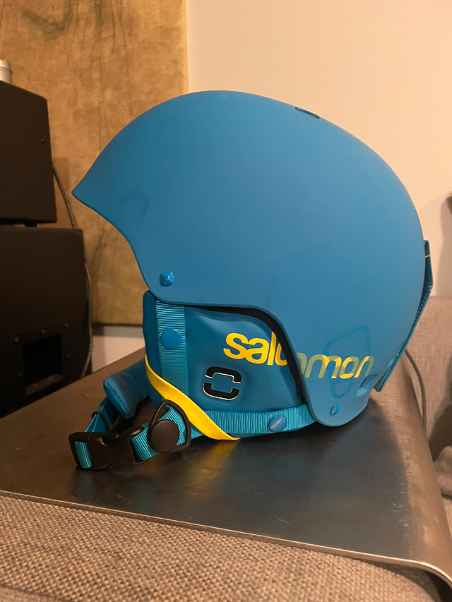 Salomon Brigade Snow Helmet in Snowboard in Oakville / Halton Region - Image 2