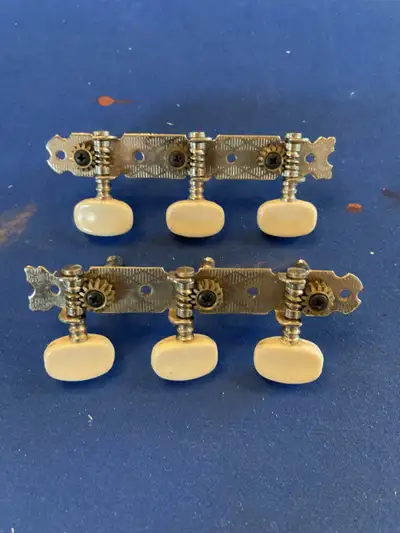 3+3 MIJ machine heads. Removed from a 1968 Kawai made Winston electric guitar. Great condition. 35mm...