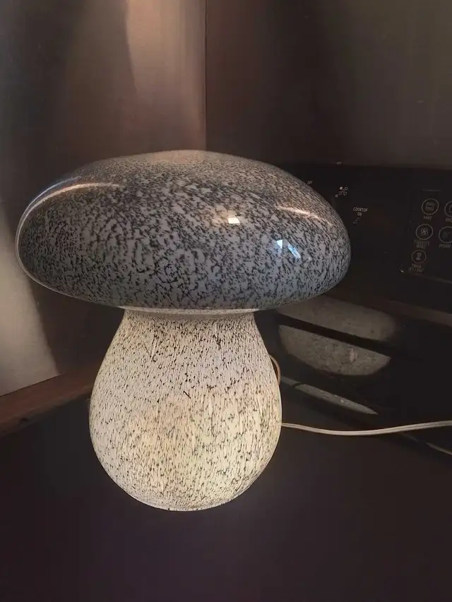 Vintage Murano Art Glass Mushroom Lamp 10.5 "D & 11.25 "H in Indoor Lighting & Fans in City of Toronto - Image 3
