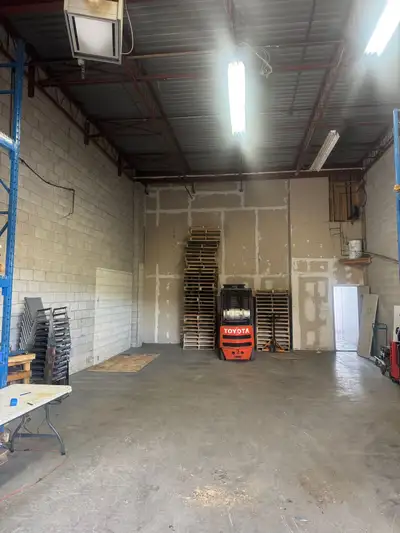 2000 sq ft warehouse for sharing 2 min from 401. morning side and 401 (major intersection) with dock...
