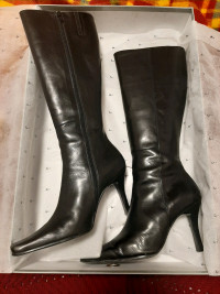 Guess Women black leather boots size 9M